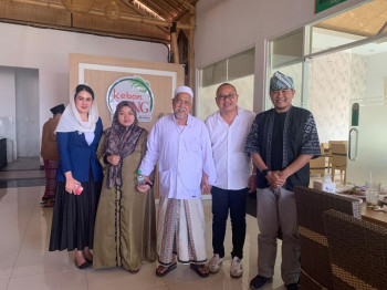 bersama-anggota-dpr-ri-tom-liwafa